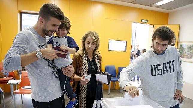 Piqué vota junto a su hijo Milan en las elecciones catalanas