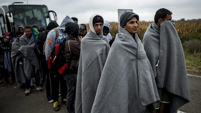 Imagen del pasado día 25, donde refugiados procedentes de Croacia llegan a Beremend (Hungría)