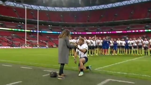 Un jugador de rugby pide matrimonio a su novia en el estadio de Wembley