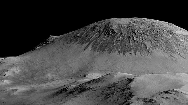 Imagen de Marte obtenida por satélite donde se puede ver que hay largas y finas líneas en las pendientes, como si estuvieran formadas por el deslizamiento de pequeñas gotas