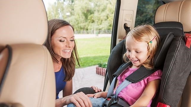 Los niños de menos de 1,35 metros no podrán viajar en el asiento delantero desde el 1 de octubre