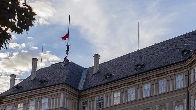 Detenido un hombre por cambiar la bandera checa por unos calzoncillos en el Castillo de Praga