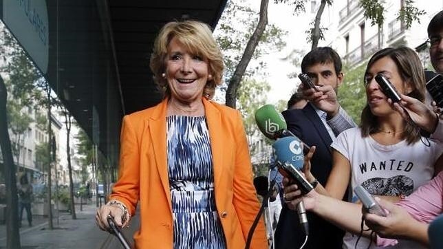 Esperanza Aguirre, presidenta del PP madrileño, a su entrada a la sede en la calle Génova