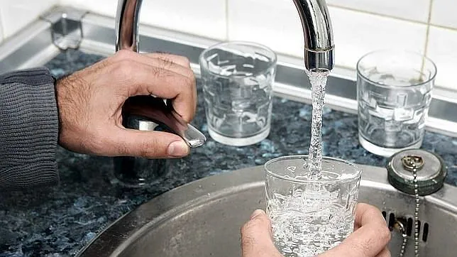 Expertos indican que la cantidad de agua diaria que necesitamos varía según la persona