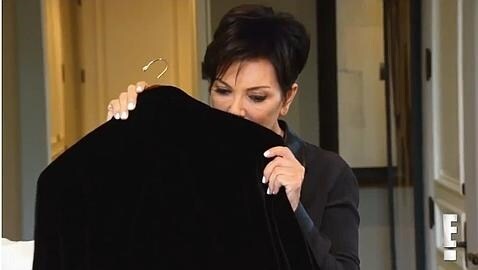 Kriss Jenner huele una chaqueta de terciopelo que perteneció a Bruce