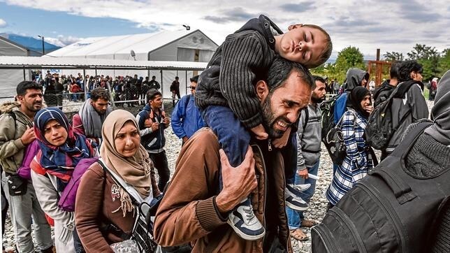 Refugiados sirios encaminan hacia la Unión Europea tras cruzar la frontera de Macedonia