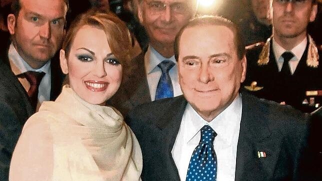 El ex primer ministro italiano con la Pascale en Bari, en 2013
