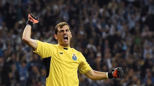 Casillas y Mourinho se saludaron al término del partido entre Oporto y Chelsea