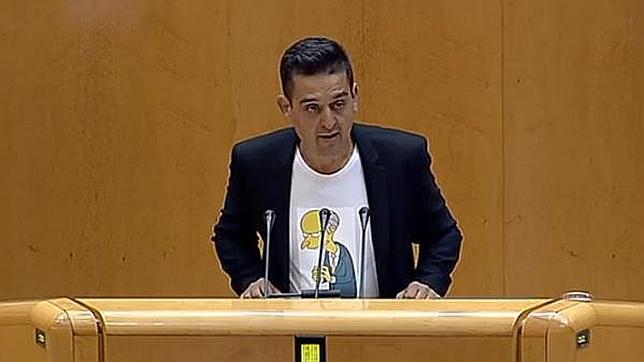 Un senador de Compromís va a debatir con Montoro con una camiseta del señor Burns