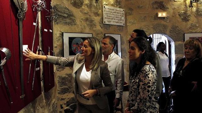 La alcaldesa y el equipo municipal visita la exposición de los trabajos realizados por alumnos de los talleres de empleo