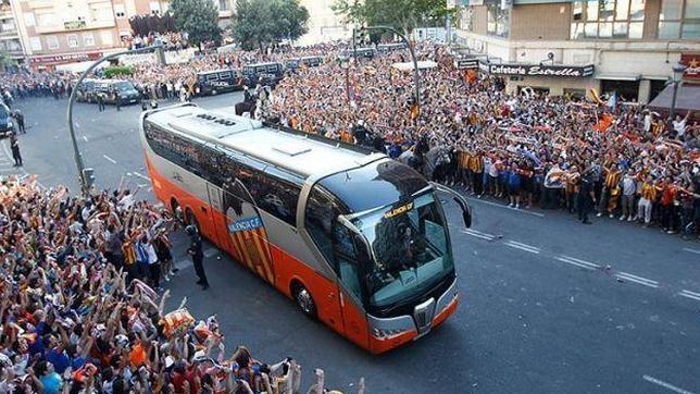 El Ayuntamiento obliga al Valencia a poner vados en Mestalla para que aparque el autobús del equipo