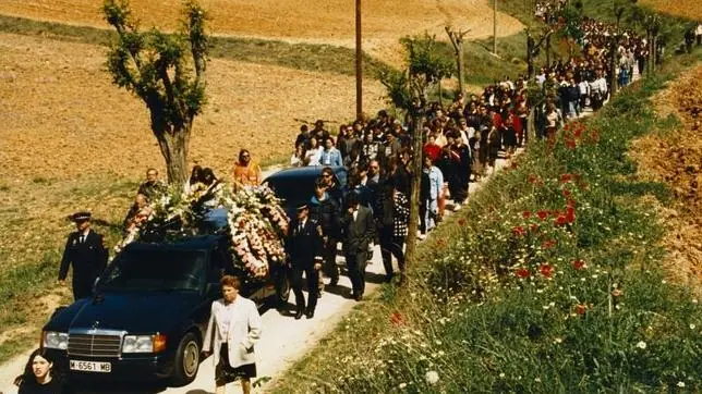 Miles de personas acompañaron al féretro de Eva Blanco durante su funeral en 1997