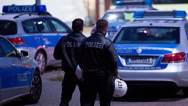 Agentes de Policía junto al centro de refugiados de Hamburgo donde han tenido lugar los disturbios