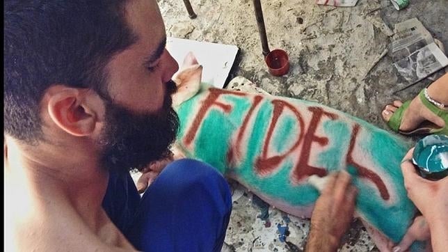 Amnistía declara preso de conciencia al artista que escribió «Fidel» y «Raúl» en dos cerdos