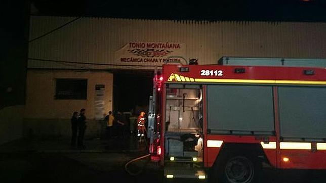 Un incendio calcina nueve vehículos en un taller de Rafelbunyol