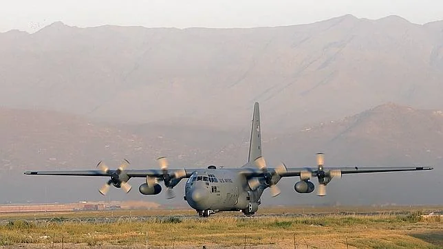Un avión modelo C-130, el mismo que el derribado en Afganistán