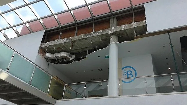 Una gran placa de escayola se desplomó el pasado 13 de agosto desde una altura de tres pisos
