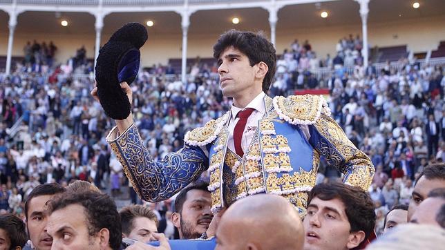 Directo: épica de López Simón, por la Puerta Grande con una cornada