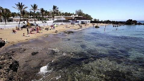 Hallan un cadáver flotando en el mar en Lanzarote