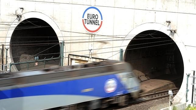 El Eurotúnel suspende el servicio al irrumpir un centenar de inmigrantes en la terminal de Calais