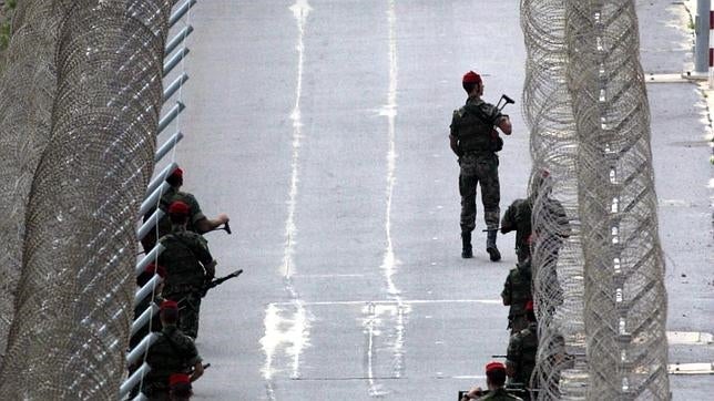 Trece heridos, entre ellos tres guardias civiles, en el asalto a la frontera de Ceuta