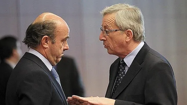 El ministro De Guindos, a la izquierda, con el presidente de la Comisión Europea, Jean-Claude Juncker