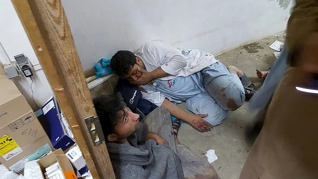 Dos sanitarios se ocultan para salvar sus tras el bombardeo sufrido en el hospital