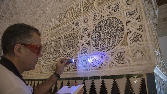 El jefe del taller de restauración de yesos y cerámicas de la Alhambra y Generalife, Ramón Rubio, experto mundial en yeserías, realiza su labor en los Palacios de la Alhambra con un nuevo mortero para restauración con propiedades fluorescentes
