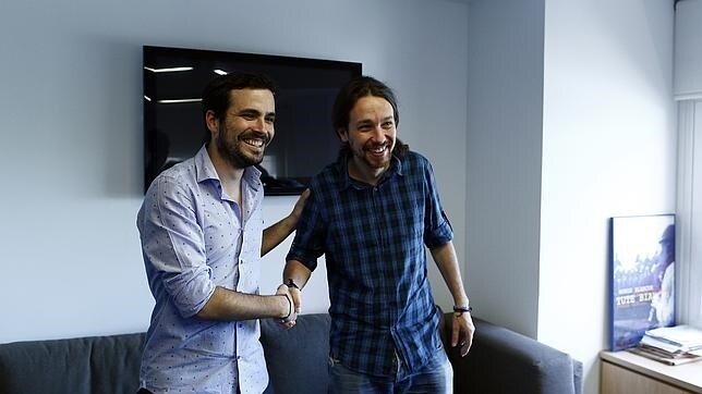 Alberto Garzón, candidato de IU a la Moncloa, junto al secretario general de Podemos, Pablo Iglesias