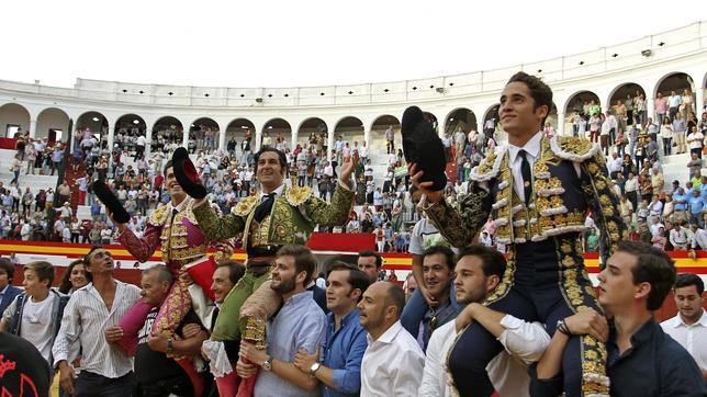 Posada, a hombros con Morante y Talavante en su alternativa en Zafra