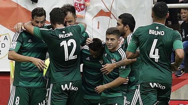 El Betis asalta Vallecas 16 años después