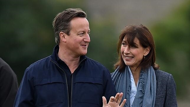 David Cameron junto a su esposa en Chadlington
