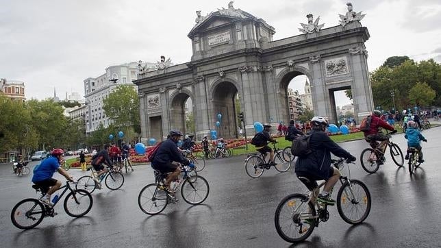 100.000 ciclistas colapsan las calles de Madrid por la Fiesta de la Bici