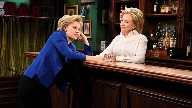 Hillary Clinton se burla de Donald Trump en Saturday Night Live