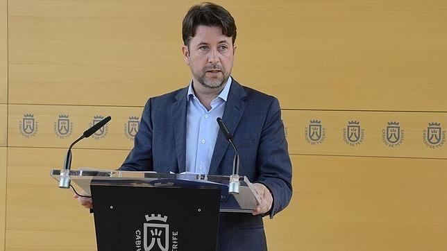 Alonso cesará a los consejeros del PSOE si no se cumple el convenio de carreteras