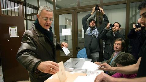 La marcha de históricos diputados fuerza los cambios en los candidatos del PSOE