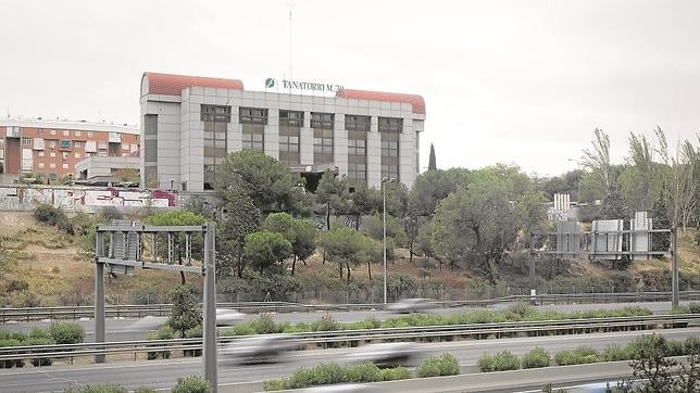 Manuela Carmena quiere todo el control de la Funeraria de Madrid