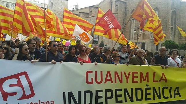 Imagen de miembros de Solidaridad por la Independencia y Compromís en la manifestación del año pasado