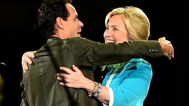 Marc Anthony sube al escenario a Hillary Clinton, una «salsera de corazón»