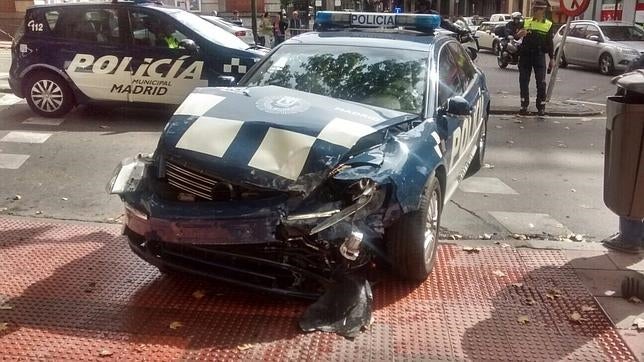 El antiguo coche oficial de Gallardón se choca contra un taxi escoltando al Rey