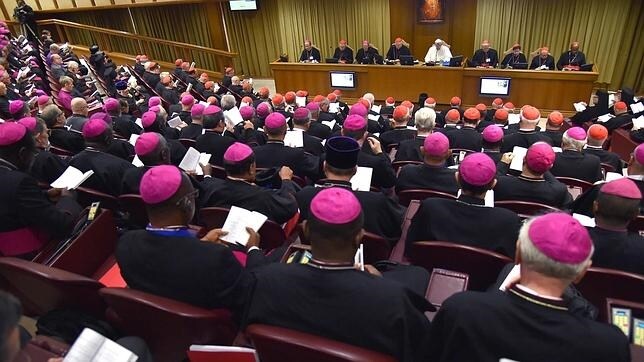 Varios obispos asisten a la 16ª reunión ordinaria del Sínodo de Obispos en el Vaticano, hoy, 5 de octubre de 2015