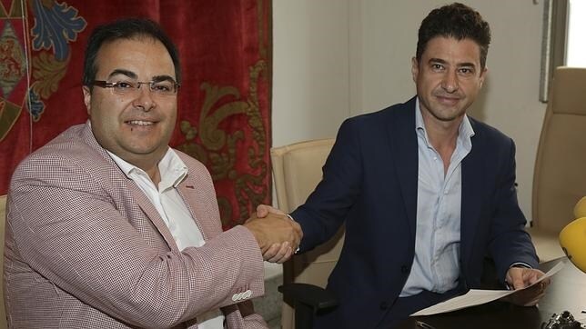 El alcalde de Leganés, Santiago Llorente, y el portavoz del Grupo Municipal IU-CM, Rubén Bejarano, durante la firma
