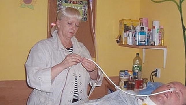 Bárbara alimenta a su hijo con una sonda. La imagen es de