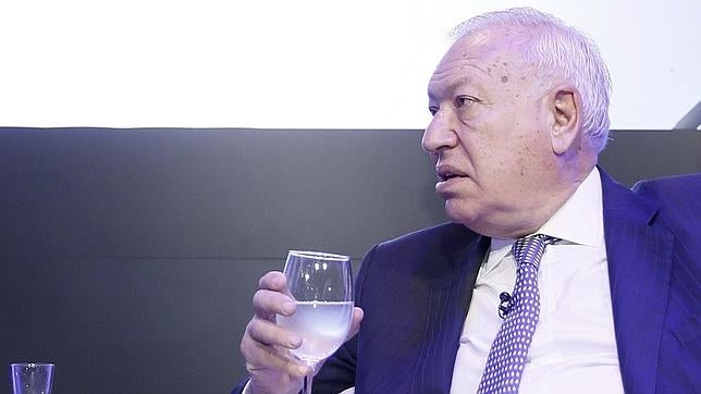 Margallo discrepa con Aznar en que Ciudadanos defienda mejor la Constitución que el PP