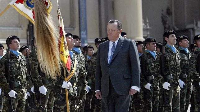 El Infanta Don Carlos de Borbón Dos-Sicilias pasa revista a las tropas del Regimiento de Caballería Numancia en Zaragoza en 2007