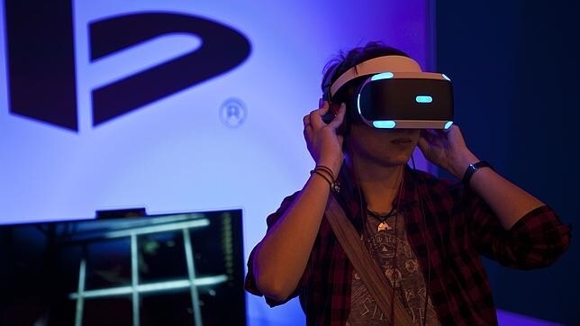 Un asistente prueba las gafas de realidad virtual de Sony