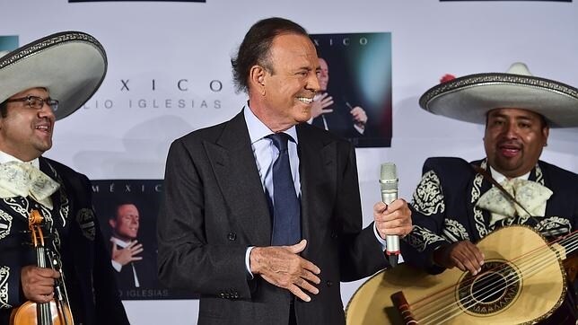 Julio Iglesias durante la presentación del disco «México»