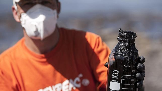 Muestra del fuel recogido en varias playas del sur de Gran Canaria contaminadas por el Oleg Naydenov