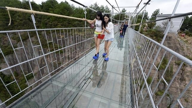 Y el puente de cristal más grande del mundo hizo «crash»