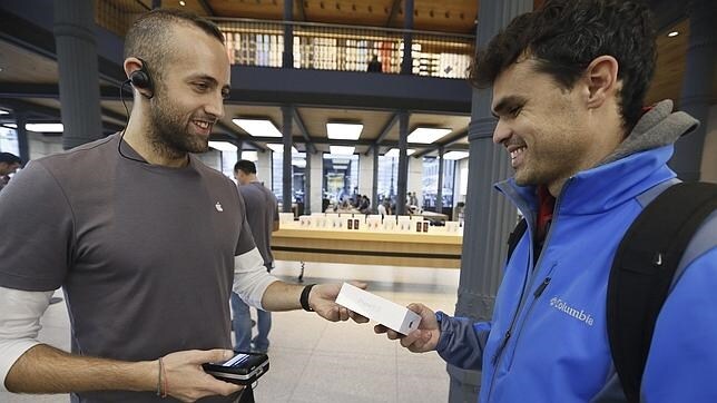 Un joven compra uno de los modelos de Iphone 6s, los nuevos teléfonos inteligentes que la compañía Apple